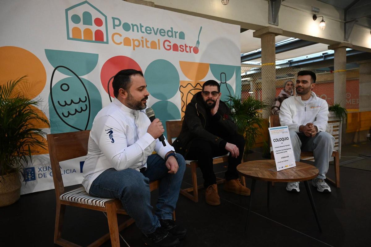 Antonio Novas, del restaurante Tramallo, Francisco José Rodríguez, del restaurante Lourido, de Daniel de los Santos, que ejerció de moderador del coloquio.