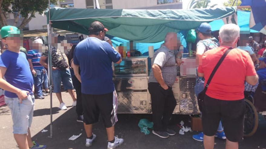 Puesto de perritos al que la Policía Local ha levantado acta, en el Rastro de Santa Cruz de Tenerife.