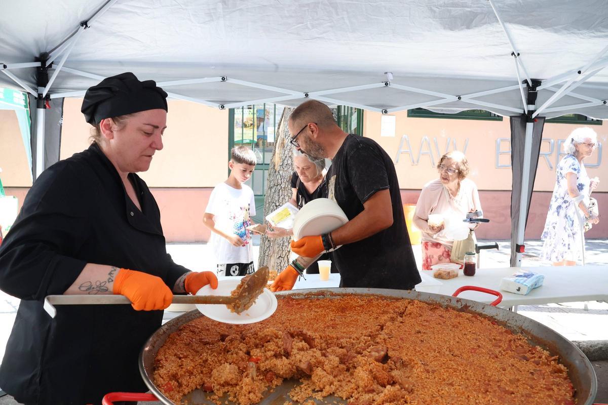 Los vecinos de Los Bloques degustan un arroz a la zamorana en las fiestas