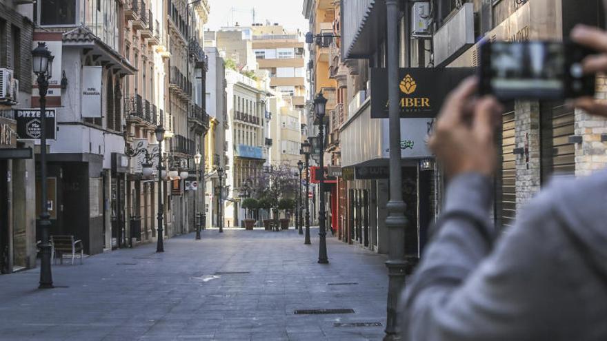 Calle comercial vacía por el confinamiento del decreto del estado de alarma.