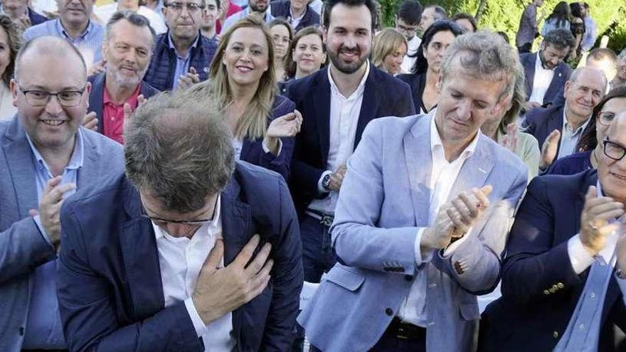 Alberto Núñez Feijóo, emocionado, ante los aplausos de miembros del partido.