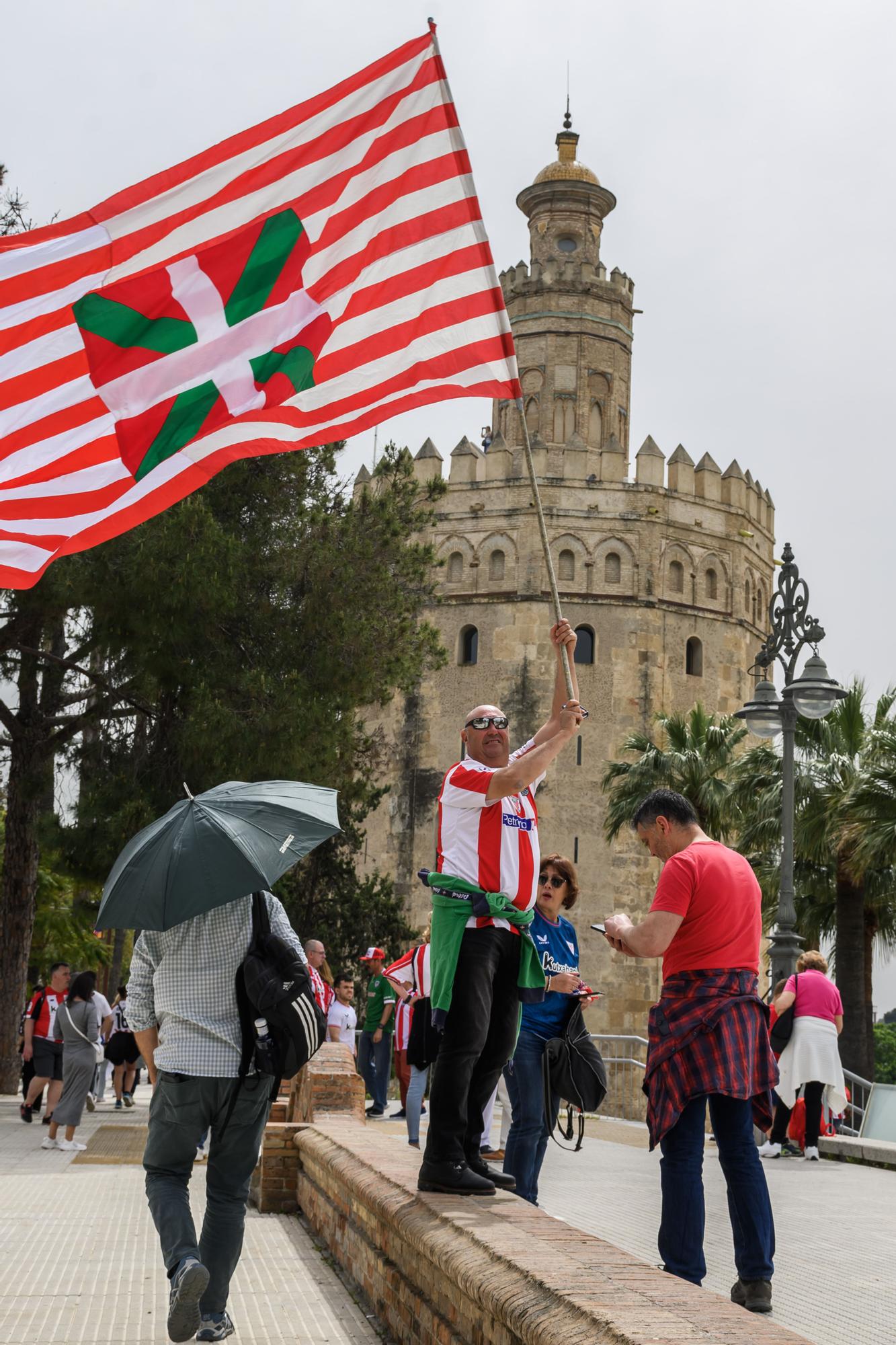 Aficiones de Athletic y Mallorca llenan de colorido y fiesta el centro de Sevilla