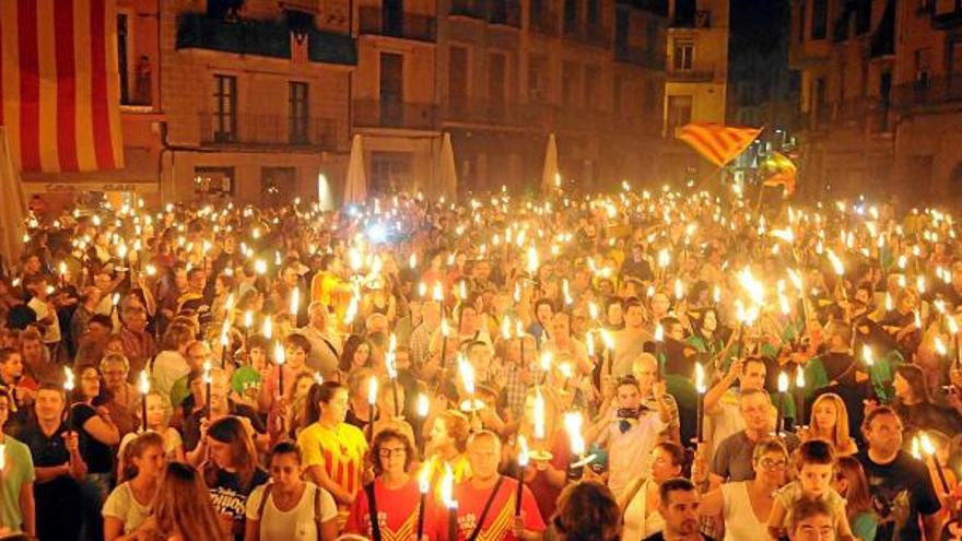 La marxa manresana de l&#039;any passat va desembocar a la plaça Major, plena a vessar de flames