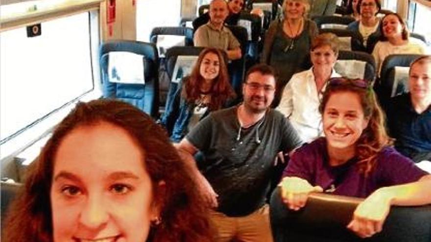 Una &quot;selfie&quot; dels viatgers del vuitè vagó del primer TAV del dia, que van estar quatre hores dins el tren.