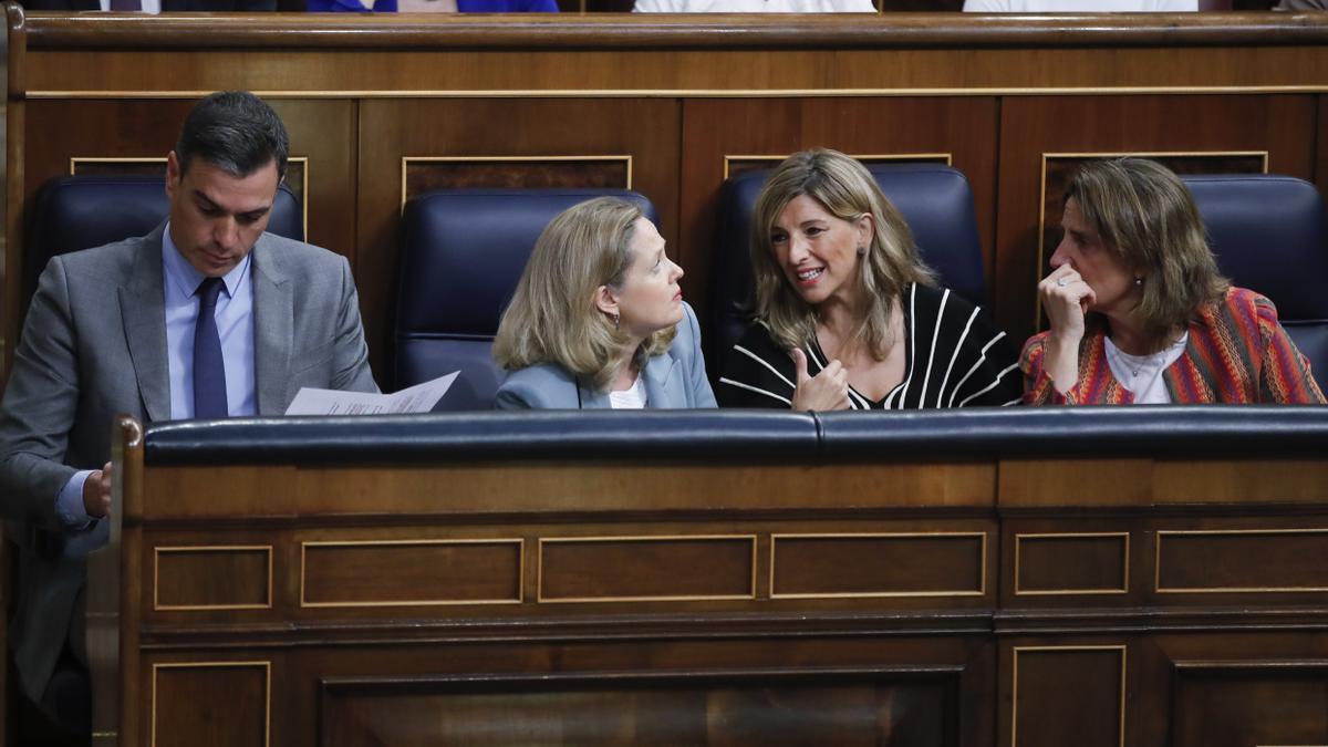 Pedro Sánchez, junto a Nadia Calviño, Yolanda Díaz y Teresa Ribera, en el Congreso.