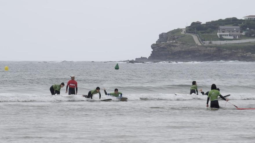 Surfistas en San Lorenzo, ayer.