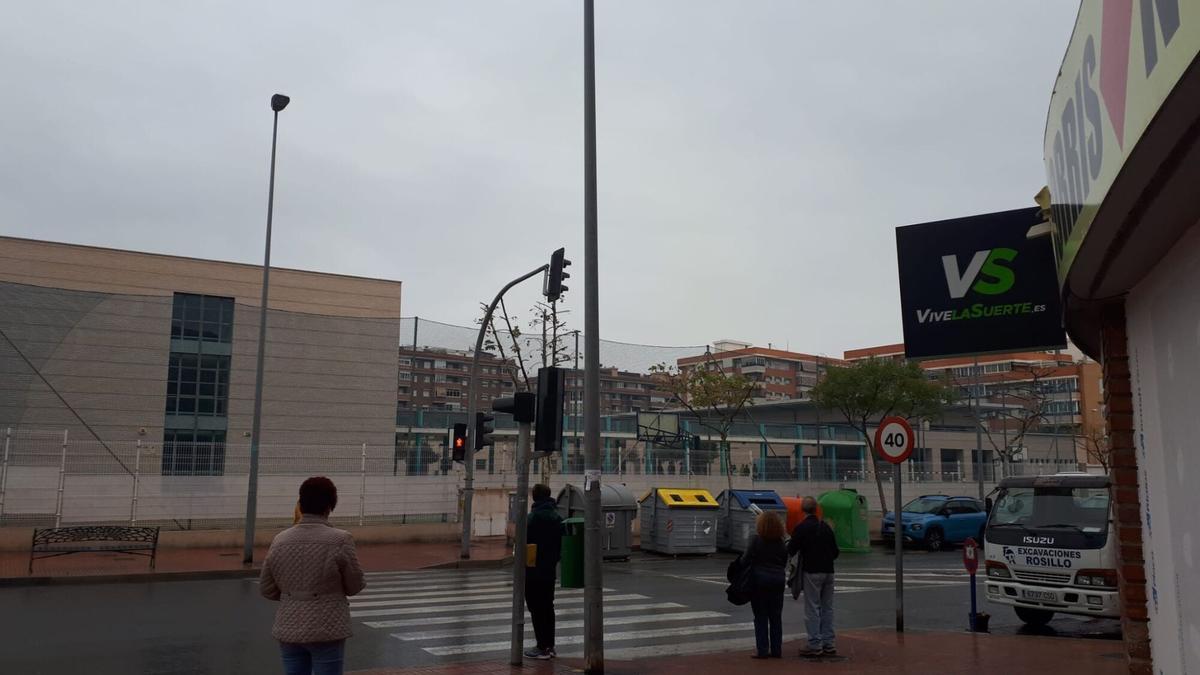 Un local de juego frente a un centro educativo.