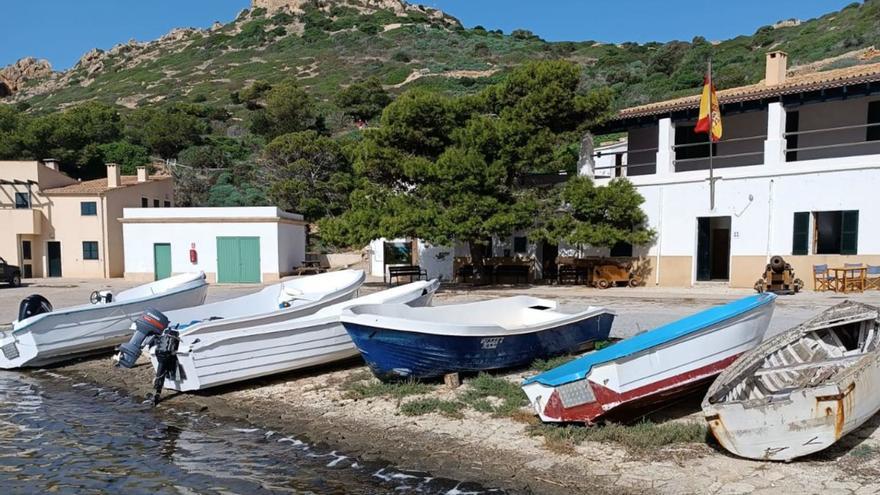 Una de las últimas pateras interceptadas en la zona quedó abandonada a la deriva