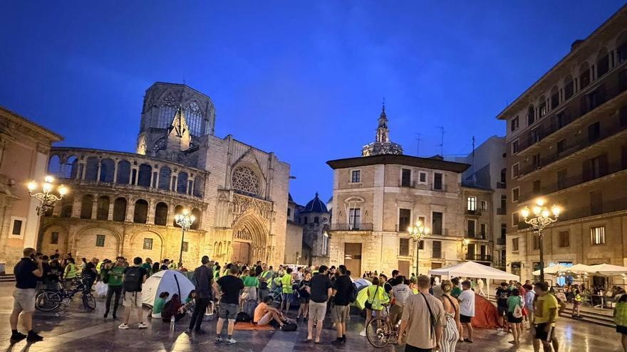 Decenas de personas acampan en plena plaza de la Virgen de València en apoyo a la huelga educativa