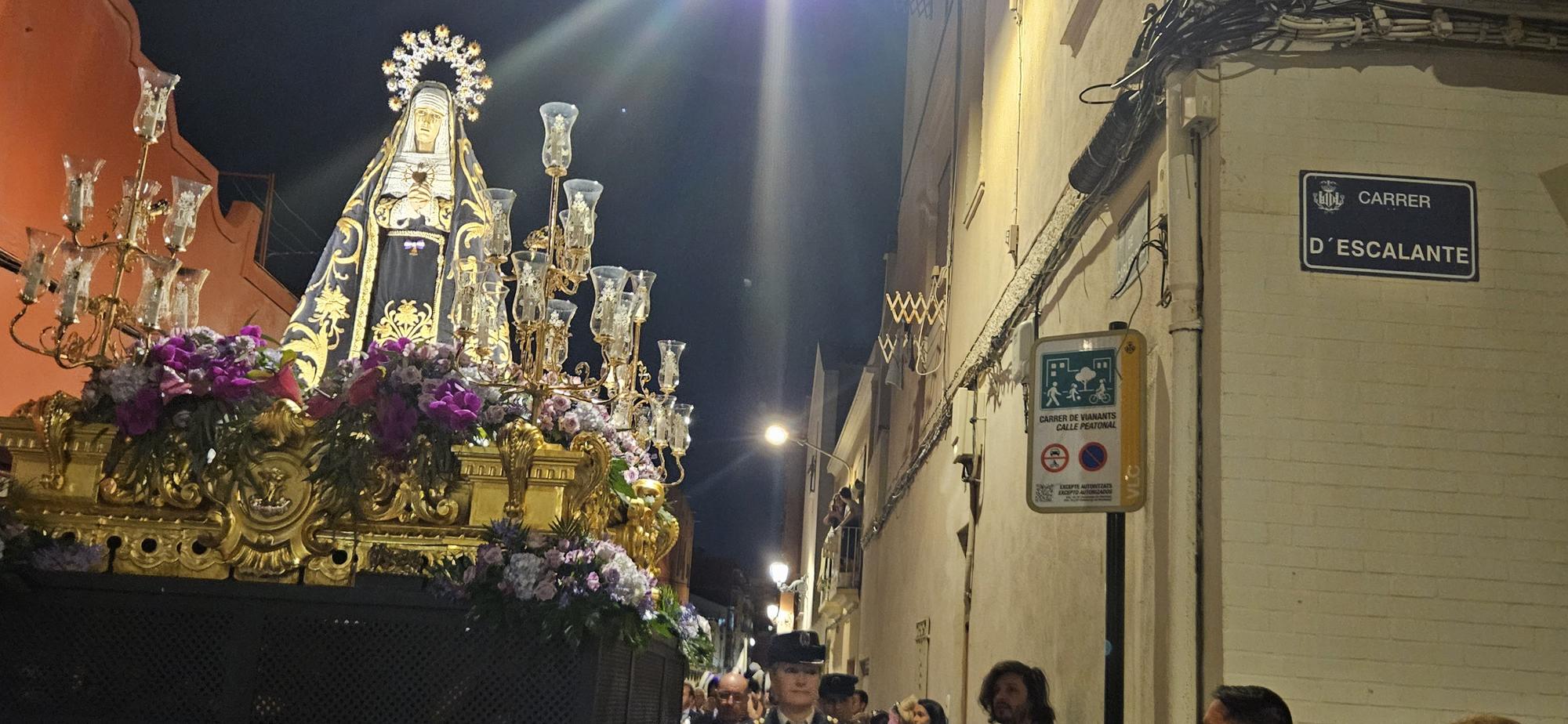 La Dolorosa del Cabanyal sale con escolta fallera