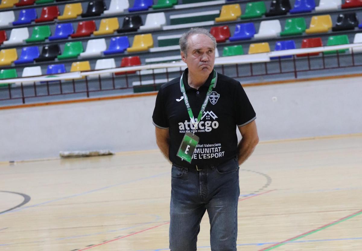 Chago Brian camina por el Esperanza Lag.