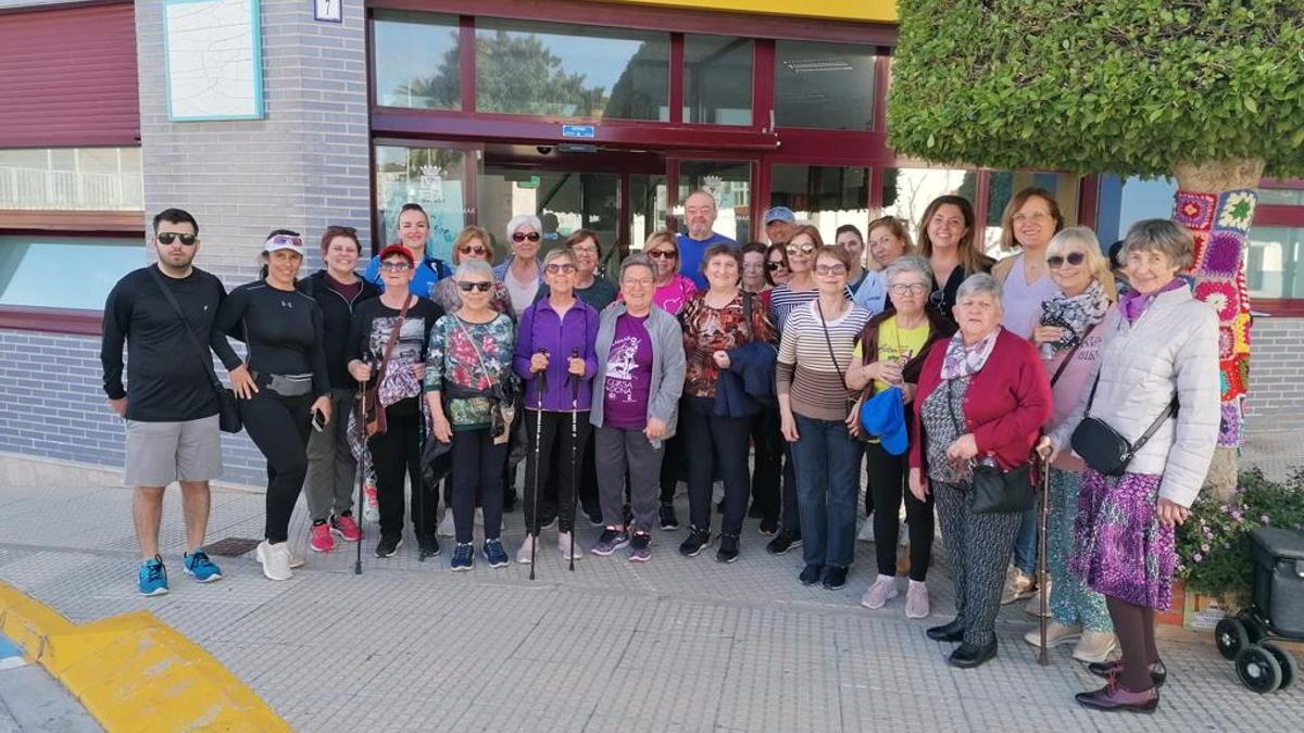 Participants en la primera eixida de &quot;Miramar Camina&quot;