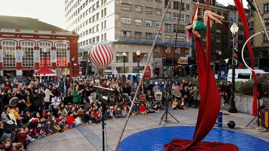 Actuación de &quot;Bambolea&quot;, ayer, en la plaza gijonesa del Seis de Agosto.