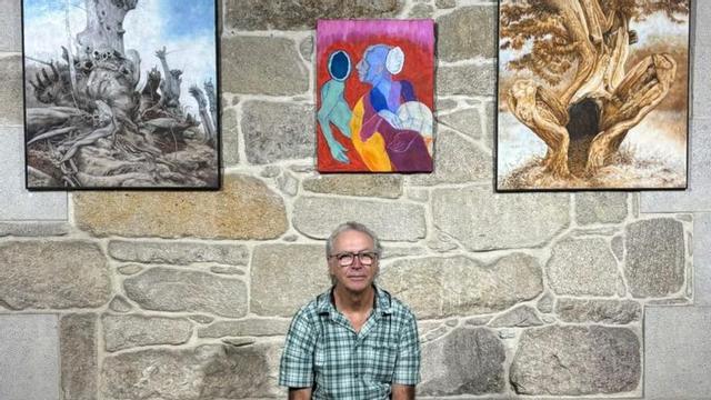 Javier Gerardo, sentado ante algunas de sus obras. | FDV