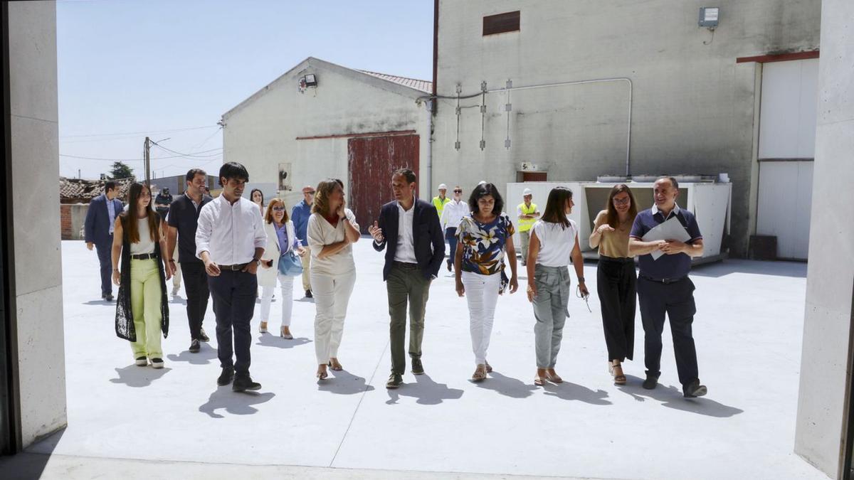 Teresa Ribera, ayer, durante su visita a la ampliación deuna bodega en Matapozuelos, Valladolid. | Efe