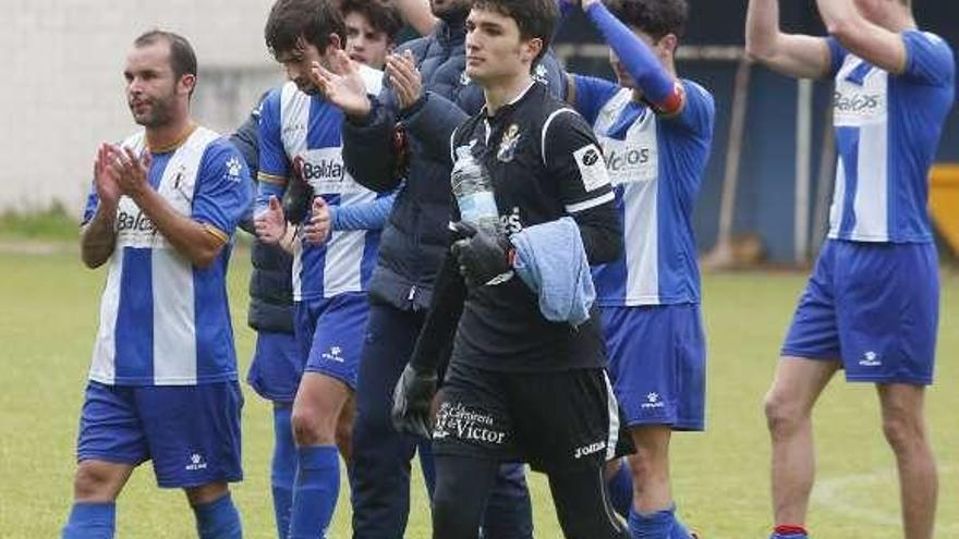 Los jugadores del Real Avilés, en el último partido de este año.