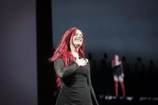 Rosalía para el concierto de Mallorca ante el desmayo de un fan