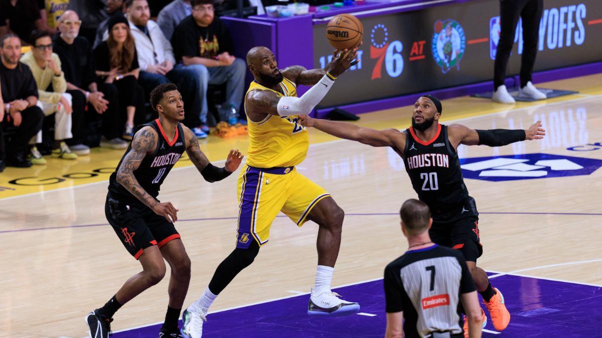 LeBron James rodeado de jugadores de los Houston Rockets