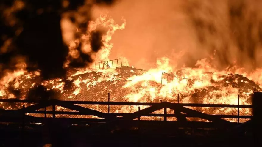 Nuevo susto en el PTR de Zaragoza: declarado un aparatoso incendio junto a Urbaser