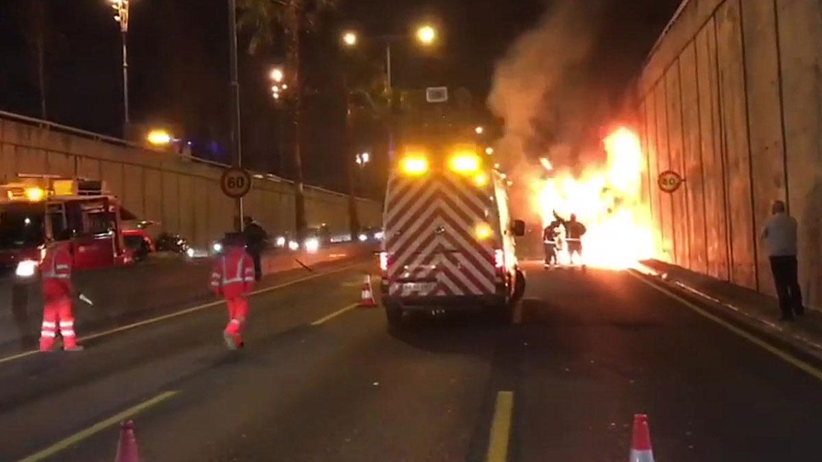 autobus quemado en la ronda de dalt de barcelona