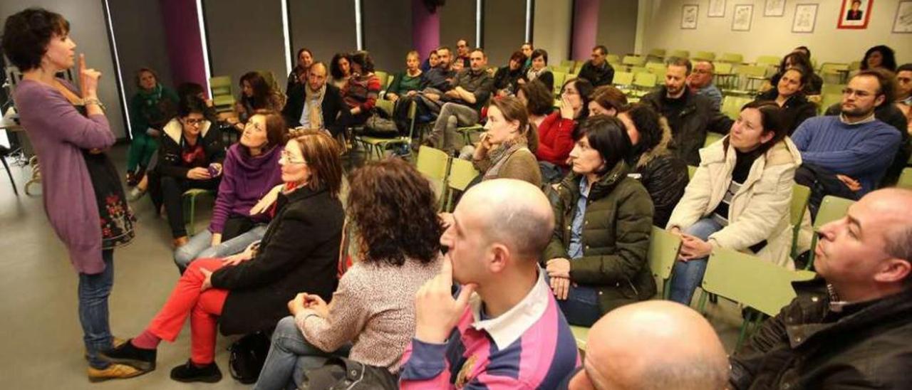 Una reunión de la ANPA del Xesús Golmar celebrada a finales de año en el centro escolar. // Bernabé/Gutier