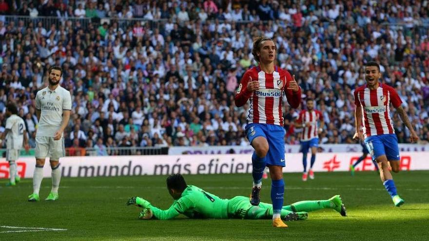 Griezmann celebra su gol en el Bernabéu, ayer.