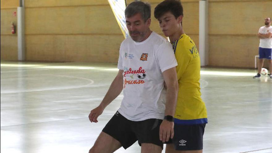 Clavijo en acción durante el partido benéfico con el Evangélico FC