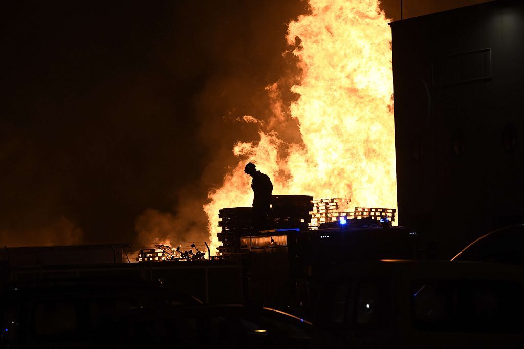 Estas son las imágenes que el aparatoso incendio de Puente Tocinos ha dejado este sábado