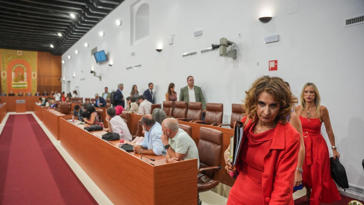 La secretaria general del PSOE-A y portavoz parlamentaria socialista, María Jesús Montero abandona junto al resto del grupo socialista el Pleno del Parlamento antes de finalizar.