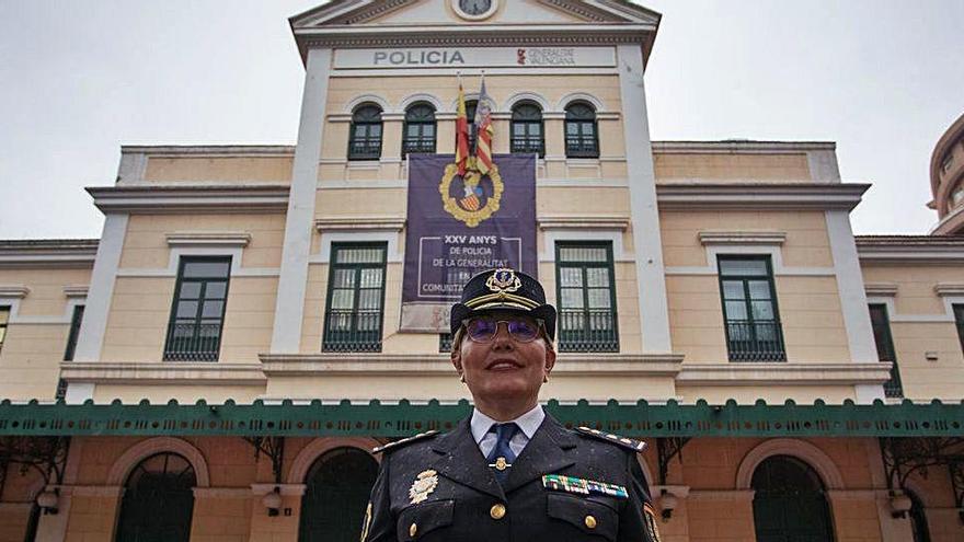 La comisaria Marisol Conde posa ante la sede de la Policía Autonómica en València.