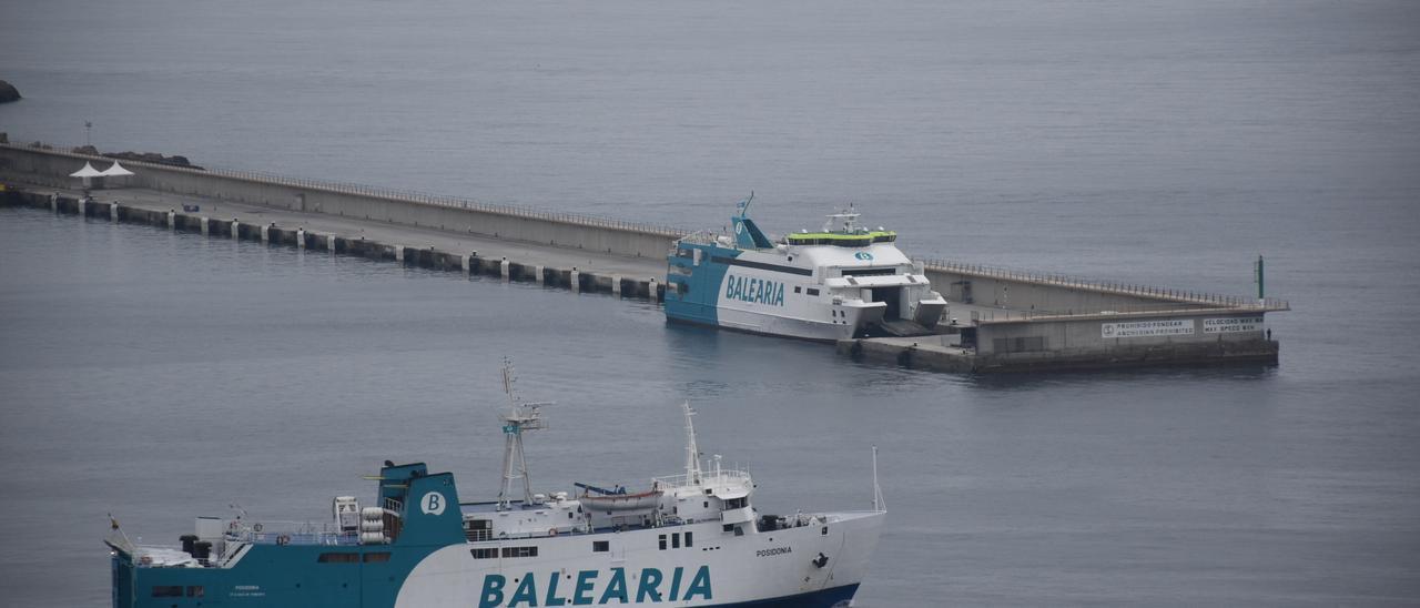 Dos barcos de la naviera en el puerto de Ibiza, este año. César Navarro