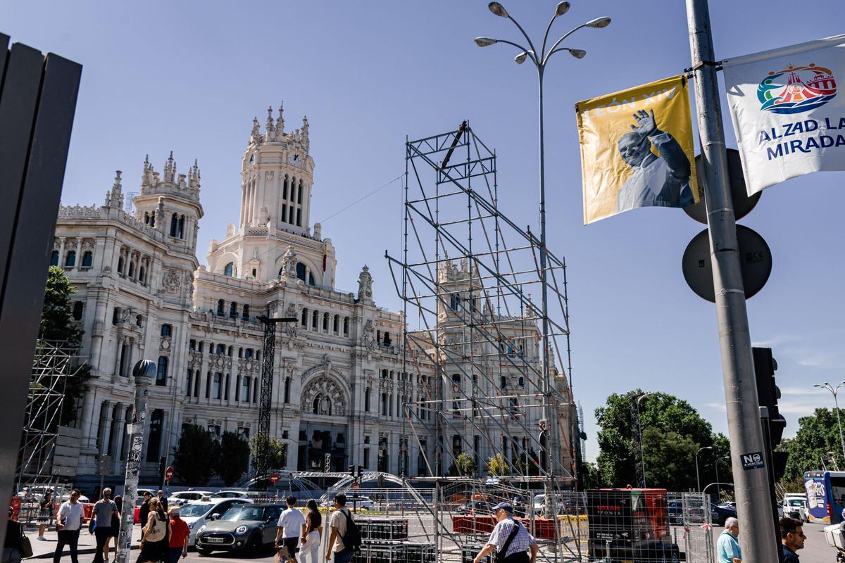 Continúan los preparativos para la visita del Papa, en la plaza de Cibeles, a 28 de mayo de 2026, en Madrid (España). Madrid afronta importantes restricciones de tráfico entre el 3 y el 9 de junio por los preparativos y la visita del Papa León XIV, con especial impacto en Cibeles, plaza de Lima, Castellana, paseo del Prado y Recoletos. Desde este lunes se ocupan progresivamente carriles y dársenas de autobuses para montar infraestructuras, con cierre total de plaza de Lima el 3 de junio y de Cibeles el 4, y cortes completos de circulación en ambos puntos. 28 MAYO 2026 Carlos Luján / Europa Press 28/05/2026. Carlos Luján