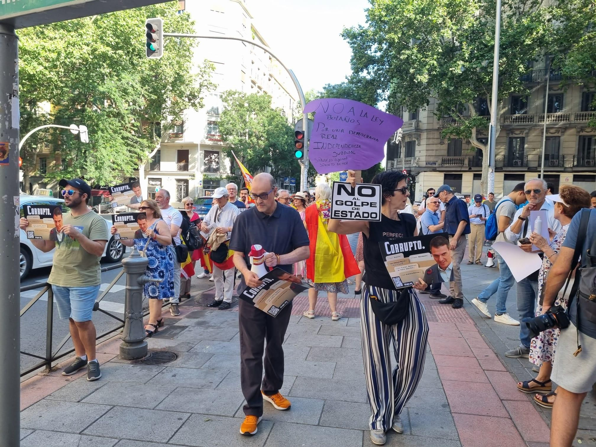Protestas contra el PSOE este sábado en la calle Ferraz.