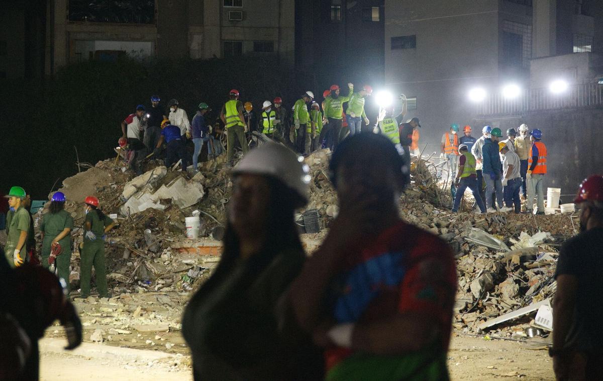 July 4, 2026, Caracas, Venezuela (Bolivarian Republic of: CARACAS, VENEZUELA - JULY 3, 2026: Search-and-rescue teams continue operations at the site of a collapsed residential building in Caracas following the devastating earthquakes that struck Venezuela's northern Caribbean region. Emergency responders searched the rubble for victims while heavy machinery assisted in clearing debris. According to the latest official figures, at least 3,342 people have been killed, more than 16,400 injured and over 17,000 displaced by the disaster. Photo by Laura De Chiclana / JNA Press.,Image: 1114754419, License: Rights-managed, Restrictions: , Model Release: no , Credit line: Laura De Chiclana/Jna Press / Zuma Press / Europa Press Editorial licence valid only for Spain and 3 MONTHS from the date of the image, then delete it from your archive. For non-editorial and non-licensed use, please contact EUROPA PRESS. Laura De Chiclana/Jna Press / Zuma Press / Europa Press / ContactoPhoto 06/07/2026. Laura De Chiclana/Jna Press / Zuma Press / Europa Press / ContactoPhoto;Caracas;Venezuela;earthquake;earthquakes;twin;s;Press;XZPIM_TC_59703.jpg;20260704_zia_n323_644.jpg;Search And Recovery Operations Continue At Collapsed Building In Caracas