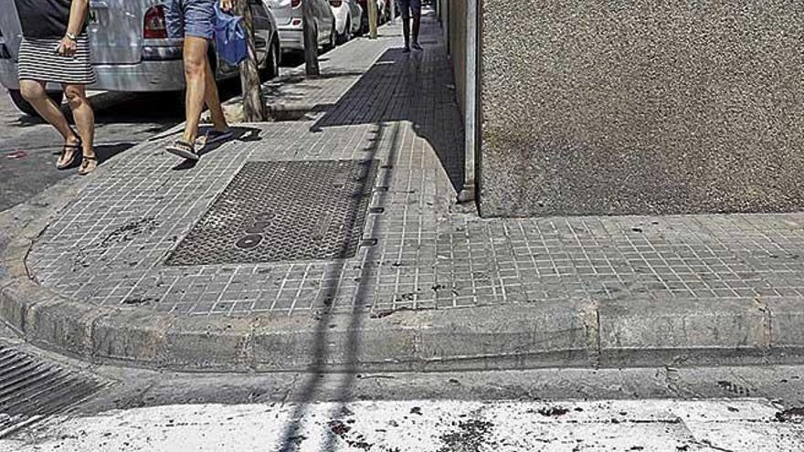 Manchas de sangre en el suelo de la calle Ãnimes, donde fue apuÃ±alado el hombre.