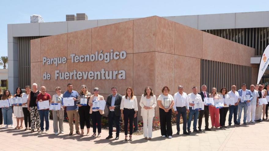 Foto de familia de los galardonados junto a la presidenta insular, Lola García, y a la consejera de Turismo, Marlene Figueroa, ayer.