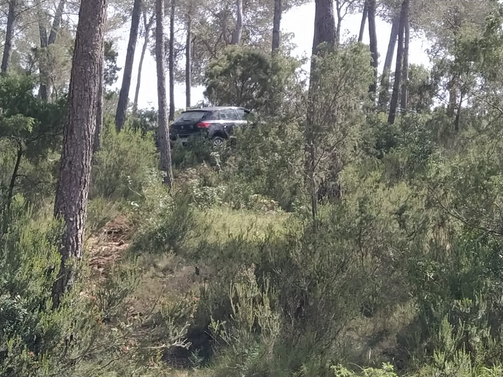 Así quedó el coche de una turista de Ibiza que circulaba campo a través