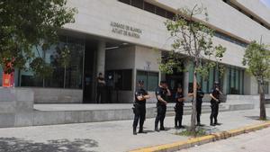 Dispositivo policial a la puerta del juzgado de guardia de València en una imagen de archivo.