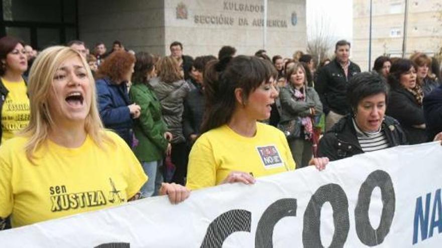 La presidenta de la junta de personal Mercedes Vázquez, a la izquierda, en una de las concentraciones contra las tasas celebrada en los juzgados vigueses.  // Jesús de Arcos
