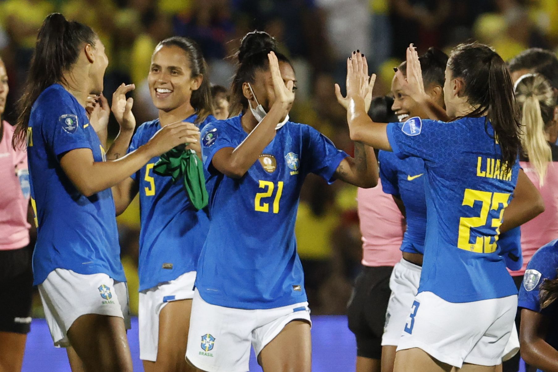 Las brasileñas celebran su victoria ante Colombia