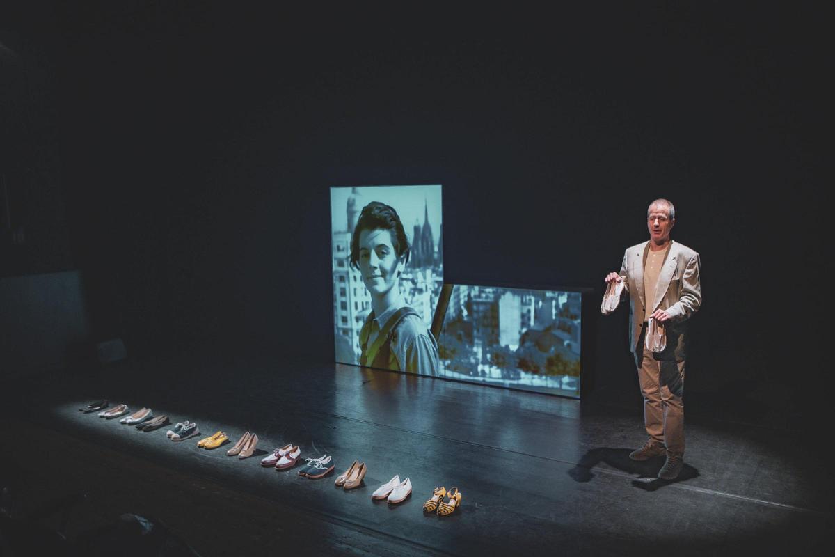 Joan Valentí, en un assaig a l'Aurora amb la fotografia de Marina Ginestà al centre de l'escenari