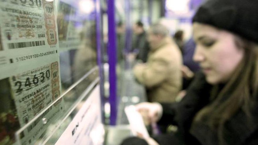 Una joven compra lotería de Navidad en Valencia.