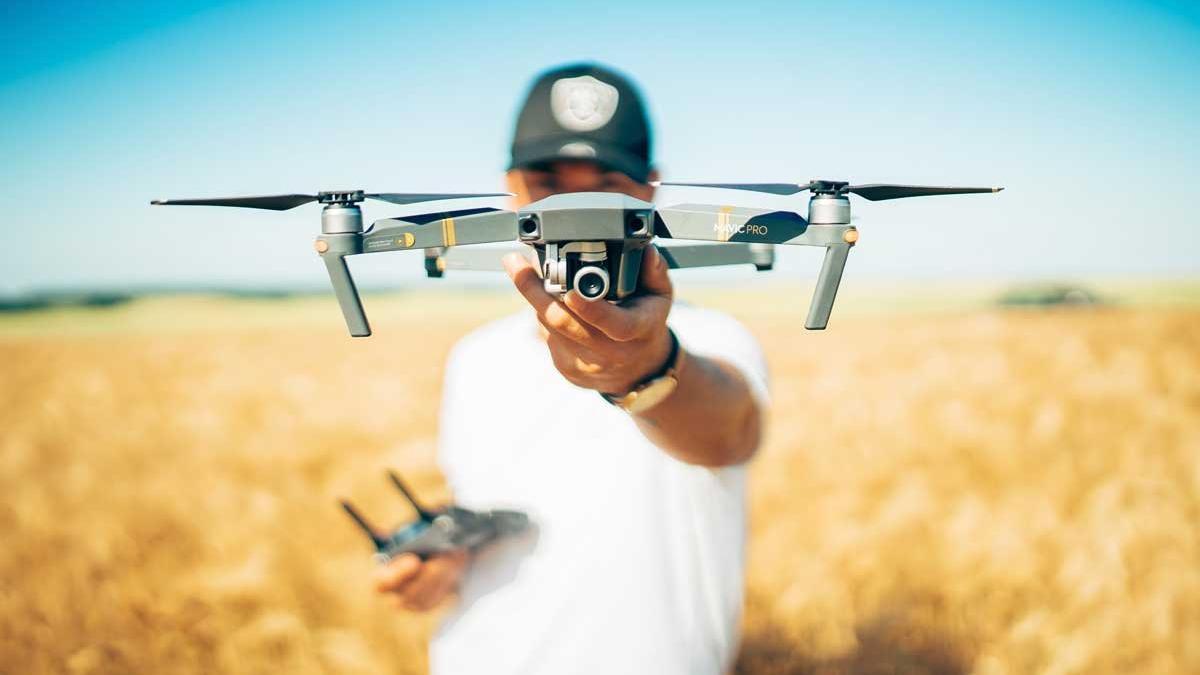 Un usuario a punto de hacer volar su dron