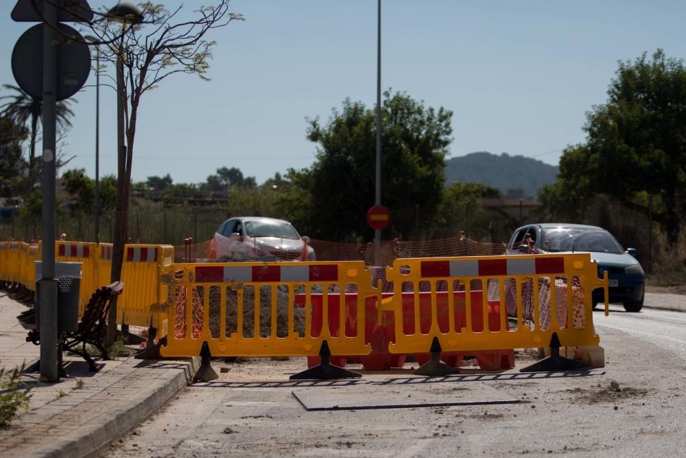 La sustitución de 500 metros de tubería del colector colapsa varias calles de la zona