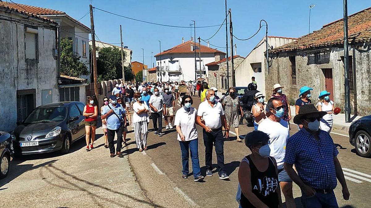 Los manifestantes a lo largo de la travesía de Bermillo, en la carretera de Fermoselle. | Cedida