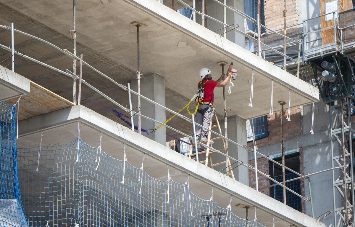 Imagen de archivo de una vivienda en construcción en Esplugues de Llobregat, el pasado mes de agosto de 2025.