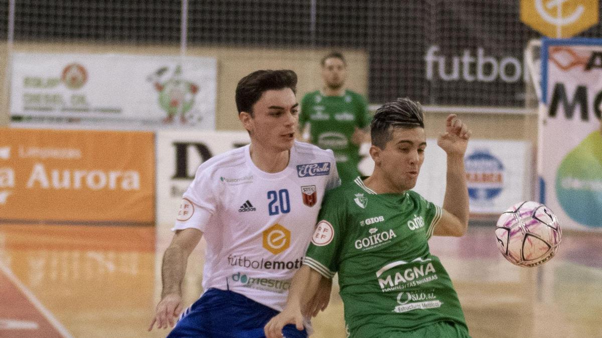 Inés pugna por el balón con un adversario durante el partido ante el Xota.
