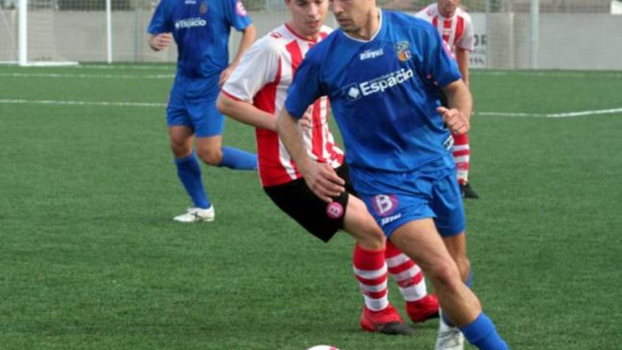 Carlos Ruiz controla el esférico en el duelo de ayer.