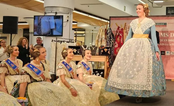 Fiesta de la indumentaria en Nuevo Centro: un traje de valenciana en directo