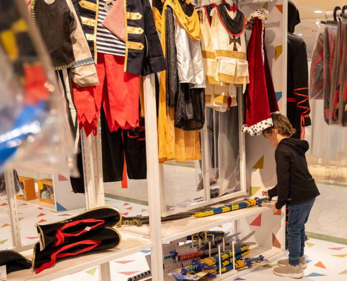 Diferentes tipos de disfraces en el departamento de Juguetes de El Corte Inglés de las Avenidas. | ANA B. MUÑOZ